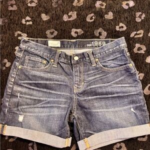 GAP Woman’s “Sexy boyfriend shorts”